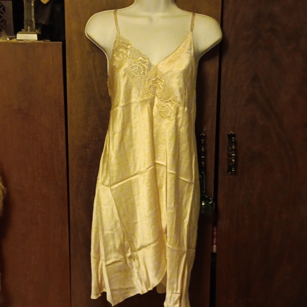 NWOT LINDA HARTMAN INTIMATES ROSE CHEMISE AND ROBE LARGE - Picture 7 of 12